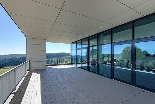 Die Aussichtsterrasse mit Blick über Winterberg. Die Aussichtsterrasse mit Blick über Winterberg.